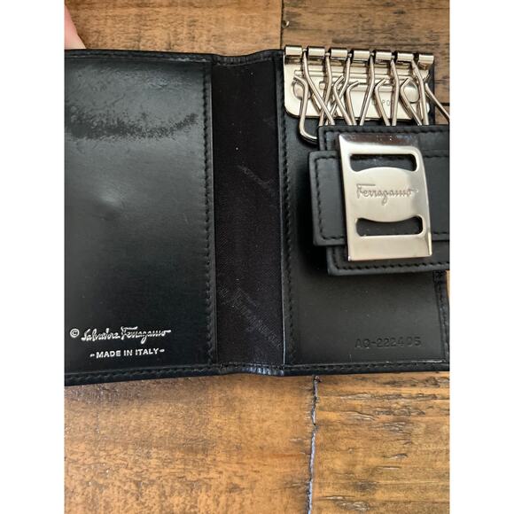 FERRAGAMO Key Case Black leather Silver Hardware Unisex - Picture 4 of 9